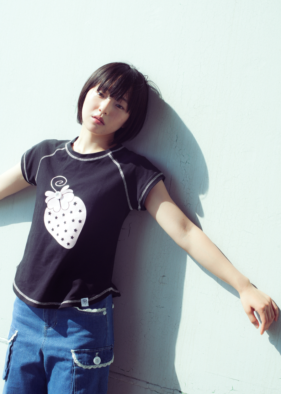 shining strawberry tee