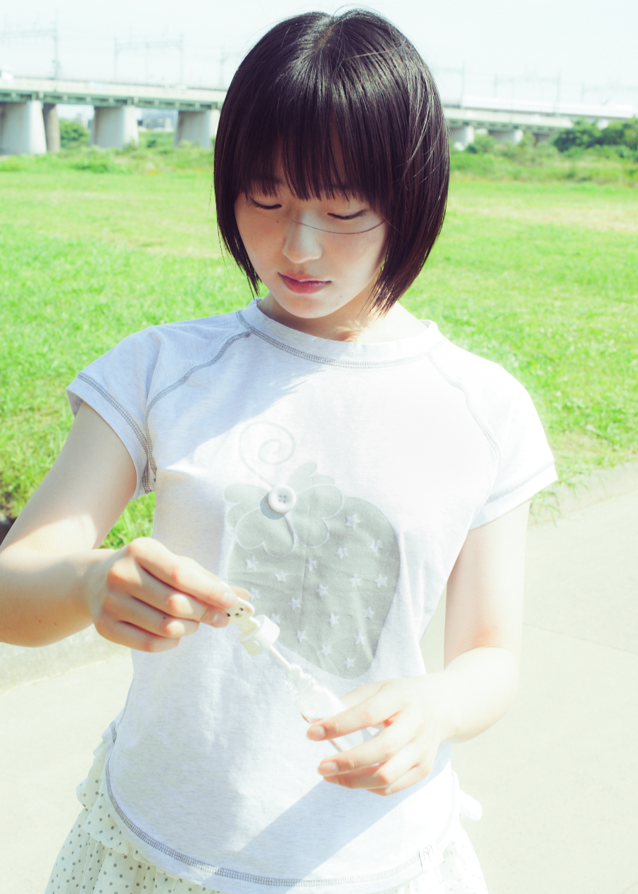 shining strawberry tee