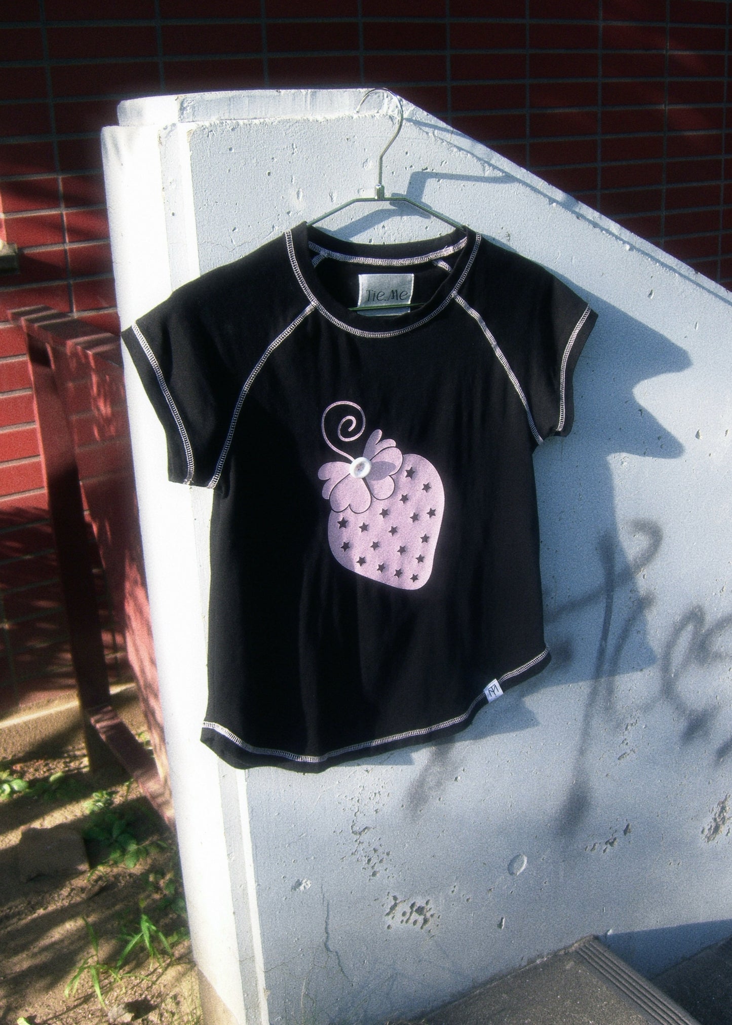 shining strawberry tee