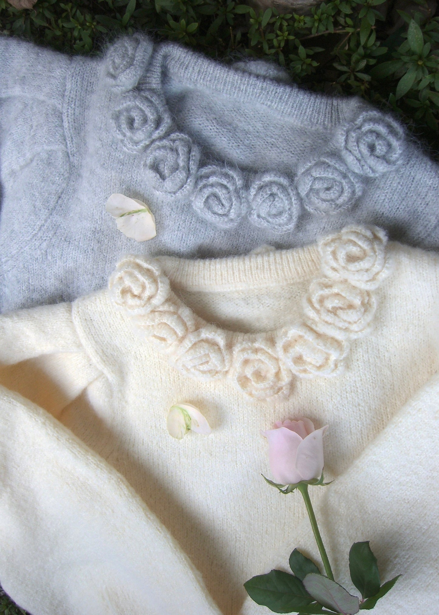 rose necklace sweater-CREAM