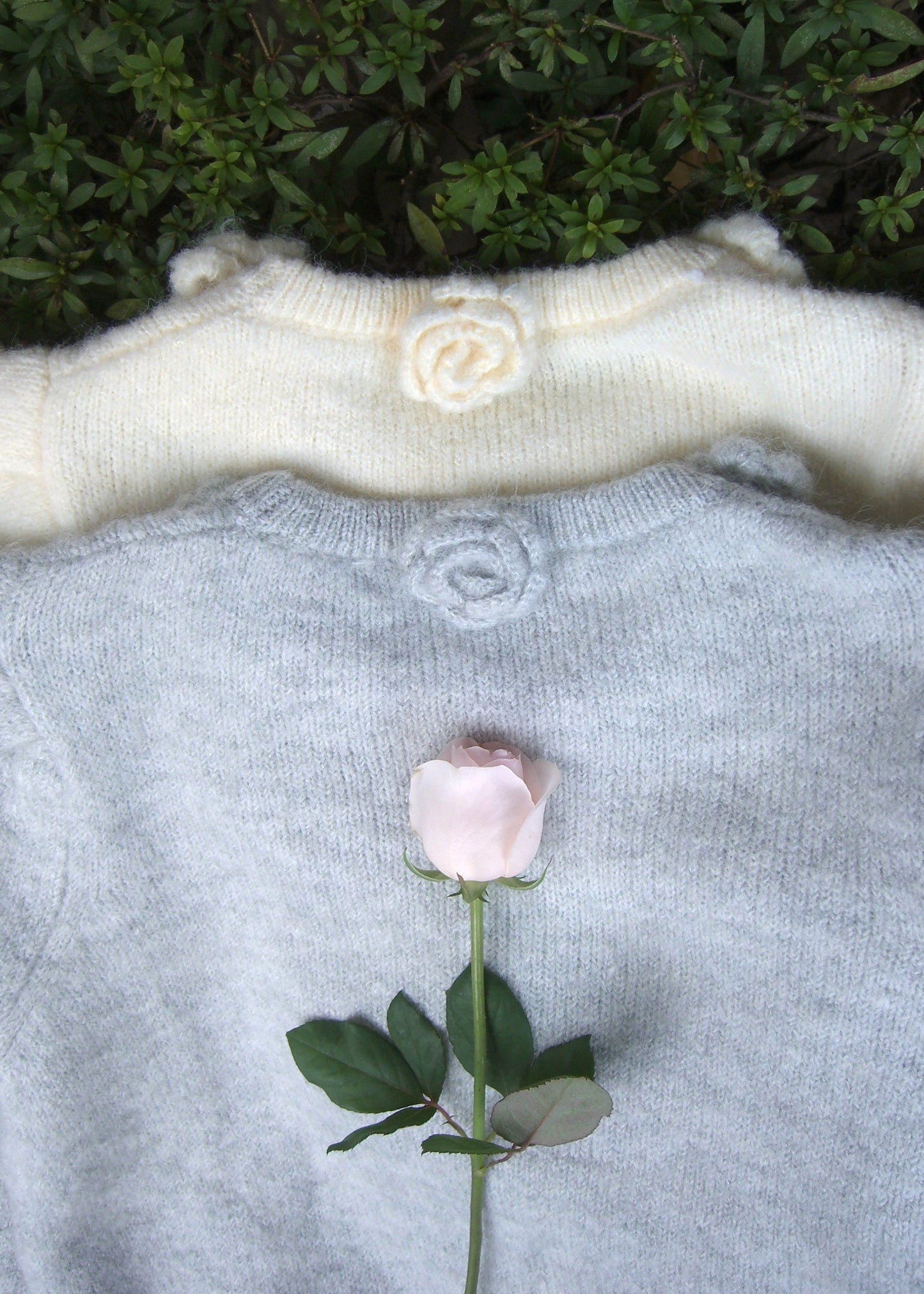 rose necklace sweater-CREAM