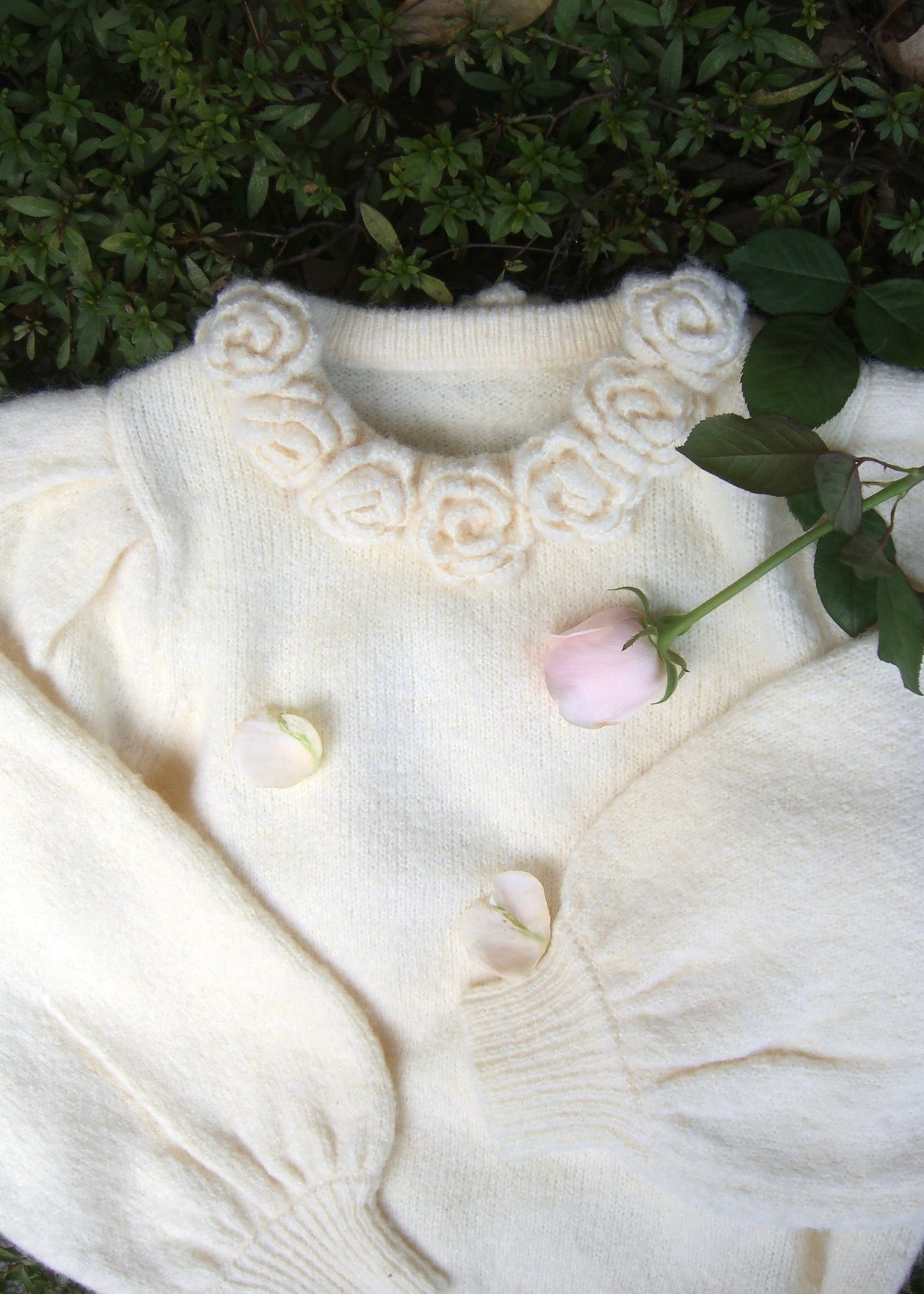 rose necklace sweater-CREAM