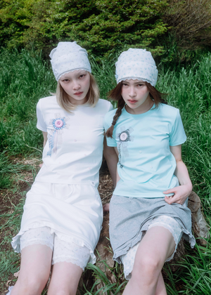 ribbon rosetta button tee