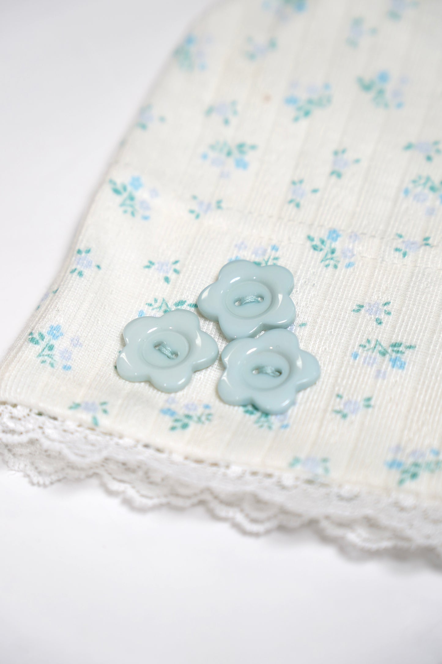 flower button lace beanie