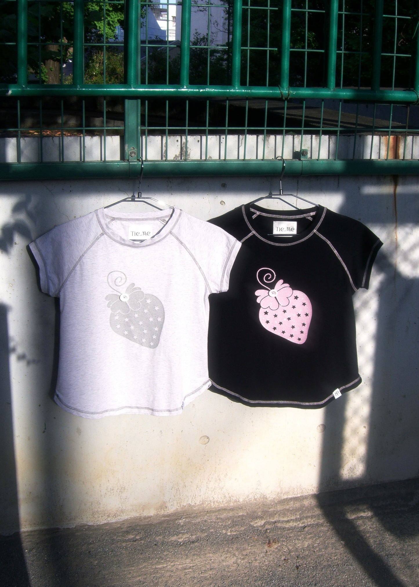 shining strawberry tee
